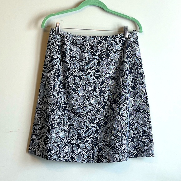 EUC Talbots Black and White Floral Embroidered Design Skirt Size 8P - Picture 1 of 5